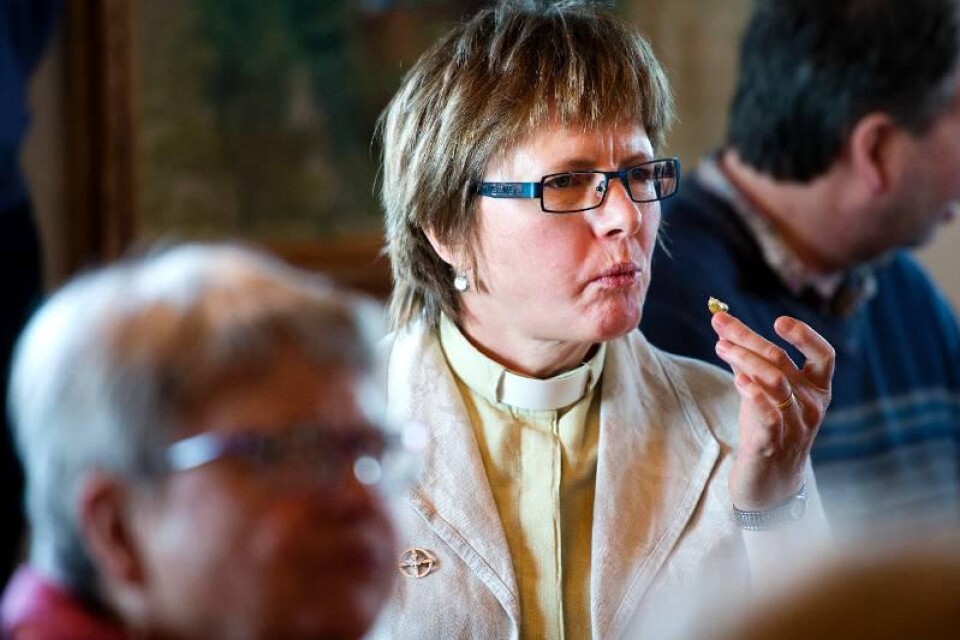 Jenny Magnusson, diakon i Östra Broby församling, provsmakar en våffla. ”Väldigt gott”, var utlåtandet.