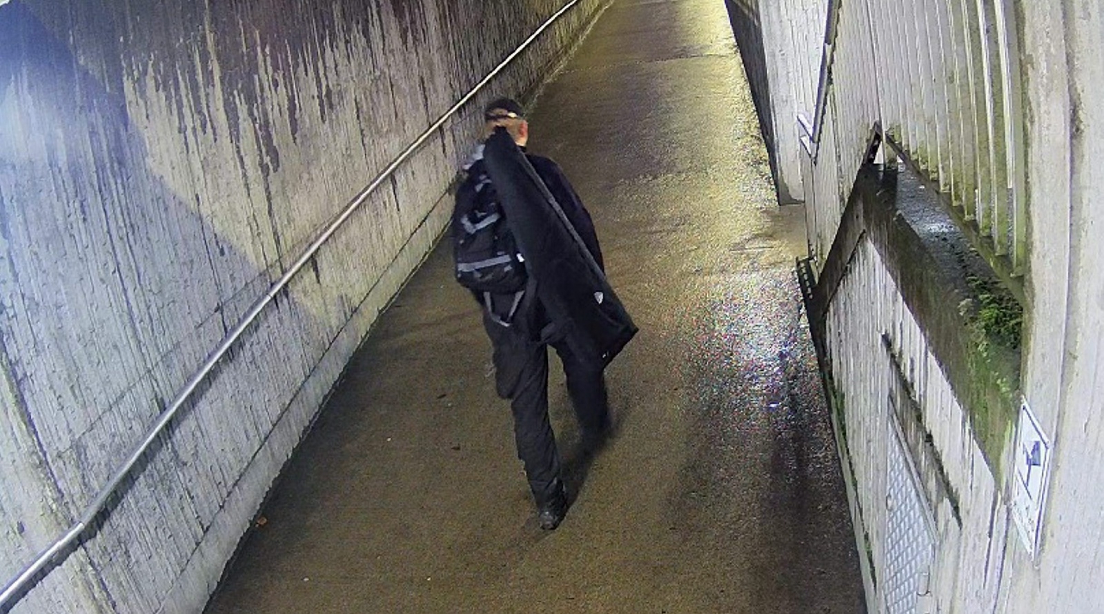 20-åringen fångades på övervakningskameran i gångtunneln vid järnvägsstationen när han var på väg till HTS.
	Foto: Polisen