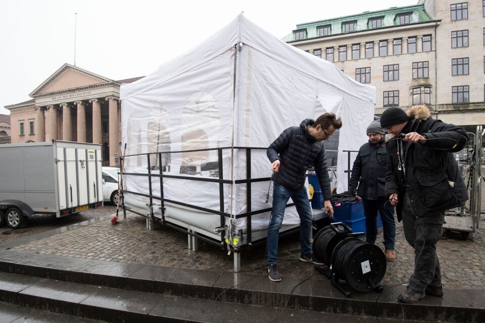 De danska TV-bolagen förbereder utanför Københavns Byret på onsdagen. Rättegången mot Madsen gällande mordet på den svenska journalisten Kim Wall startar i dag.