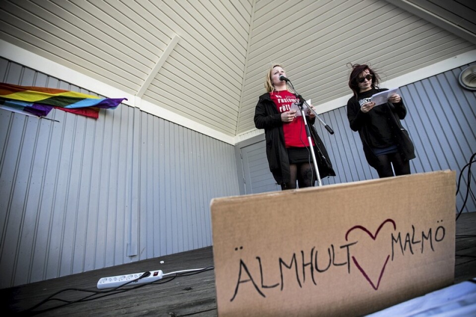 I ett blåsigt Älmhult såg Ida Isaksson och Jenny Manninen till att en manifestation mot nazivåldet hölls på lördagen. Foto: Torbjörn Wester