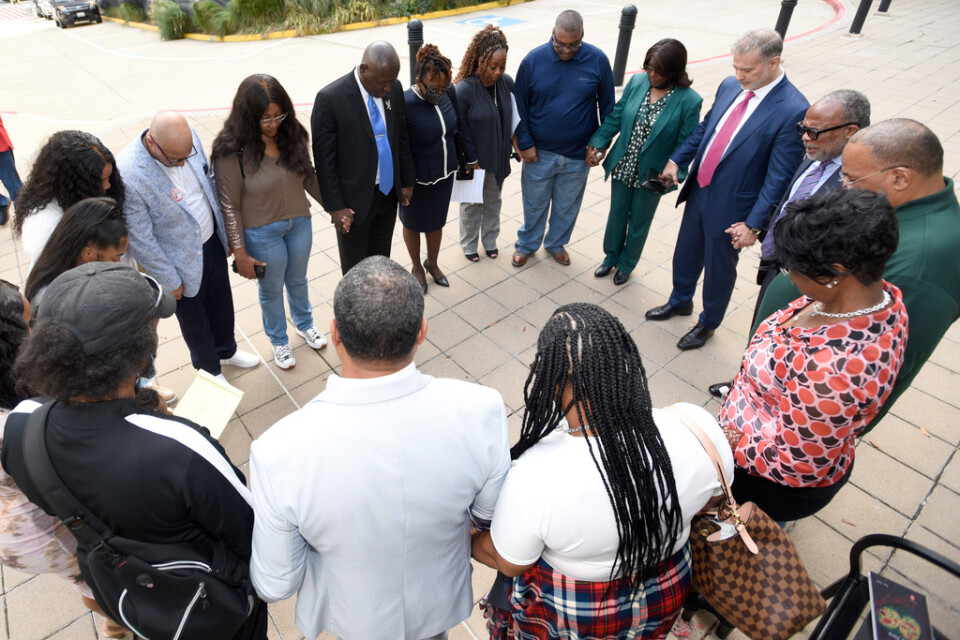 Henrietta Lacks släktingar samlas för att be utanför den federala domstolen i Baltimore. Arkivbild från 2021.