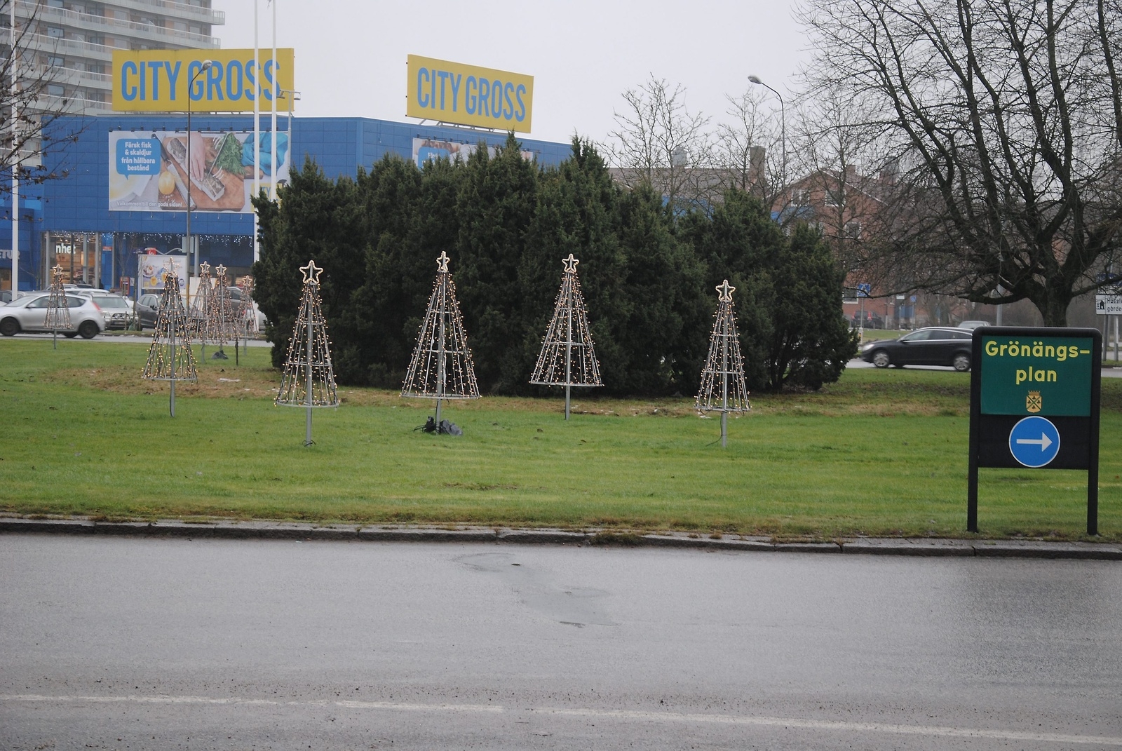 Julgranarna i stål med belsyning är effektfulla i mörkret i rondellen på Grönängsplan. Många hässleholmare tycker mycket om dem, enligt Gunnar Svärd.           Foto: Stefan Olofson