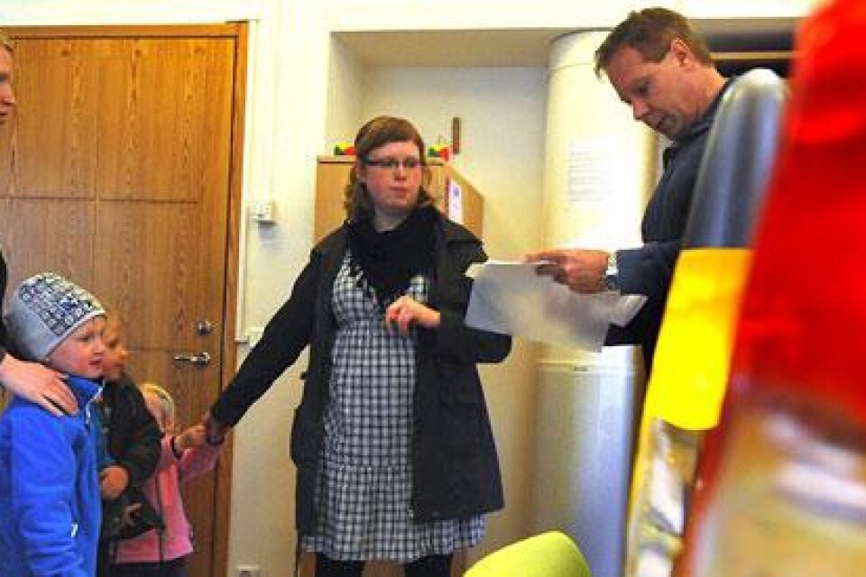 Catarina och Lina Löv, här med barnen Joel, Alma-Lee och Ella, lämnade 1 750 namnunderskrifter till Kenth Olsson.