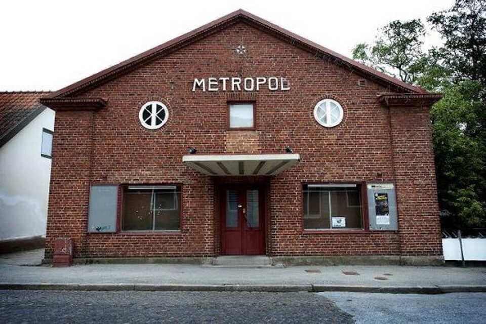 100609 Metropol biografen i Hörby med anor från trettiotalet har nu visat sin sista film. Istället är det nu scen för ortens engagerade teaterensemble Scenare. Fasaden är dock orörd och måtte den så förbli. Bild: Tommy Svensson