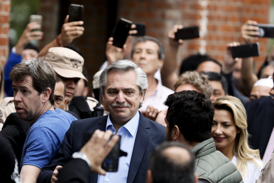 Vänsterperonisten Alberto Fernández utanför vallokalen i Buenos Aires på söndagen.