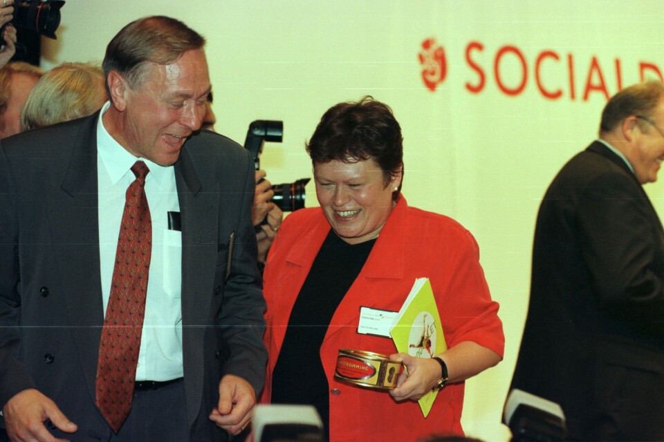 När Socialdemokraternas så kallade framtidskongress inleddes 1997 – under glada former – fick Bertil Jonsson en surströmmingsburk av Elvy Söderström.