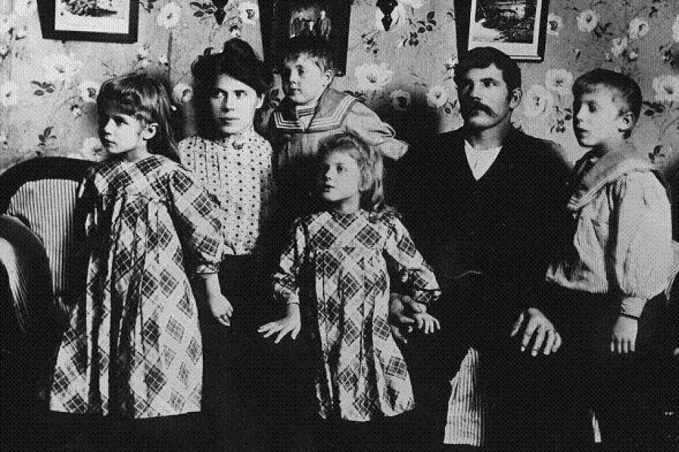 Familjen Larsson i Majorna, Göteborg 1909. Maja, Maria, Sven, Sigrid, Sigfrid och Ville. Foto ur släktens familjealbum.