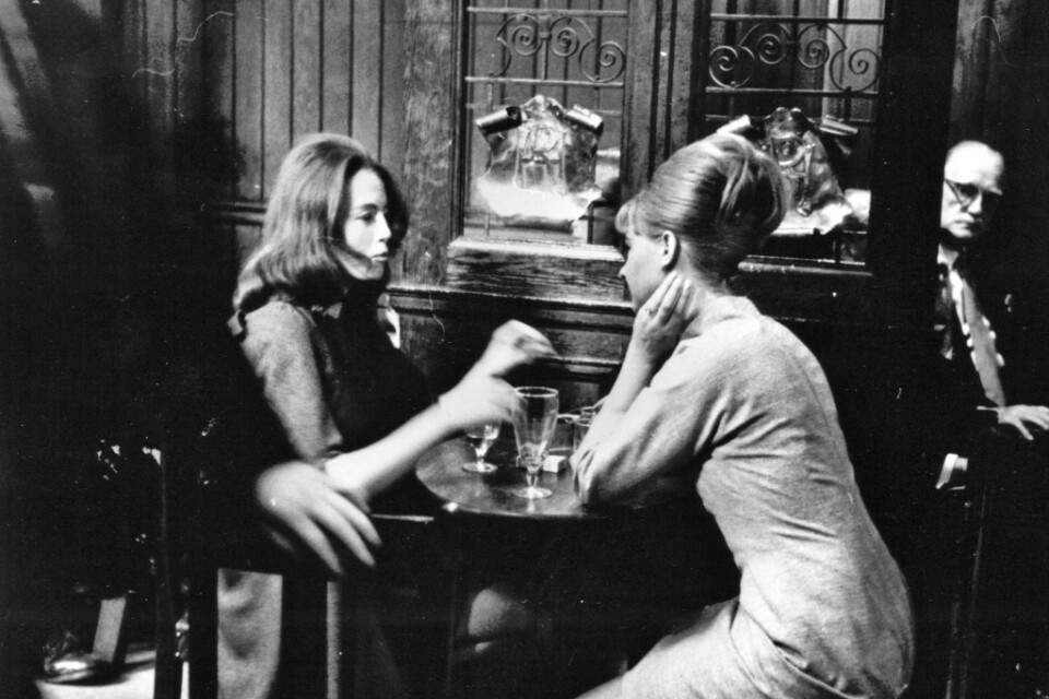 Brittiska pubars murriga träinredning är omtalad över hela världen. Här samspråkar Christine Keeler och Mandy Rice-Davies, kända från den så kallade Profumo-skandalen, på en pub sommaren 1963.