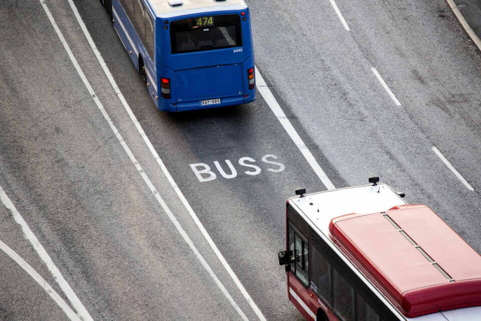 SL i Stockholm fick in över 1|300 anmälningar om busschaufförer som använde mobilen under körning förra året. Arkivbild.