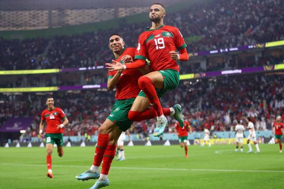 Youssef En-Nesyri, nummer 19, firar sitt mål mot Portugal tillsammans med högerbacken Achraf Hakimi.