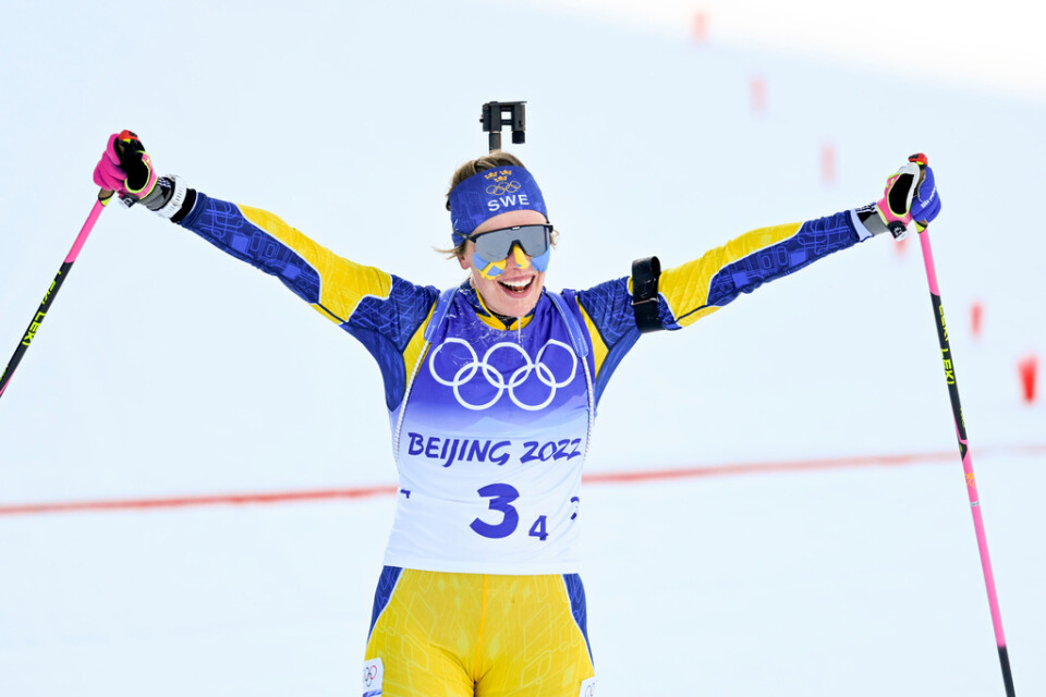 Elvira Öberg efter OS-guldet i stafett i Peking. Arkivbild.