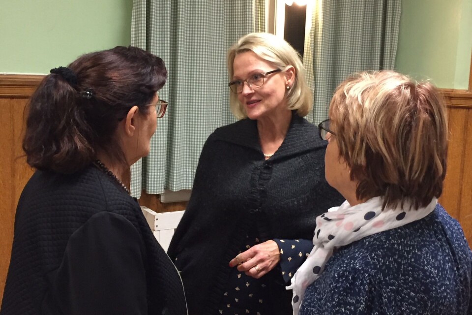 Eva Abrahamsson och Eva Albinsson passade på att ställa frågor till Heléne Fritzon när hon besökte Lantlollorna i Norra Strö.