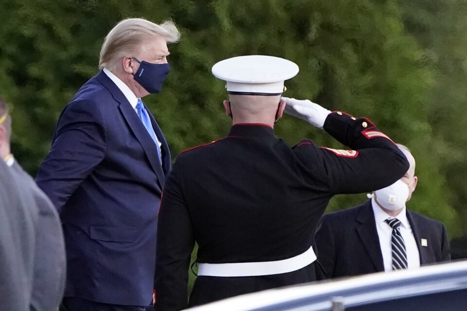 USA:s covidsjuke president Donald Trump på väg mot militärsjukhuset Walter Reed.
