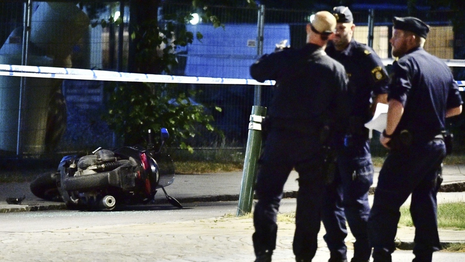 Poliser och avspärrningar vid den plats i Lindängsplan i Malmö där en man skjutits under torsdagskvällen. 
Foto: Johan Nilsson / TT