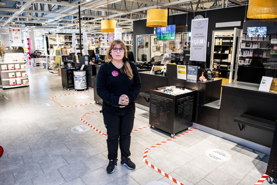Åsa Jobratt är butikschef på Mio i Karlskrona. Hon berättar om de olika åtgärder som butiken gjort för att kunderna ska känna sig trygga. Bland annat har de flyttat runt butiksinredning för att det ska vara gott om plats vid kassorna.