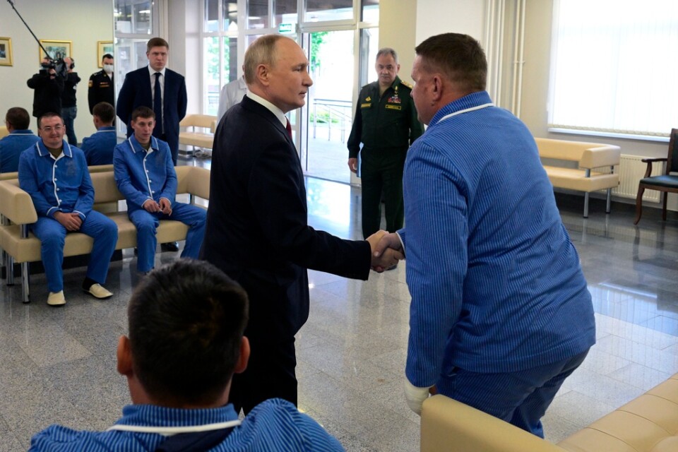 Rysslands president Vladimir Putin skakade hand med flera soldater som vårdas på ett militärsjukhus i Moskva i måndags. I bakgrunden, i mitten, står försvarsminister Sergej Sjojgu och ser på.
