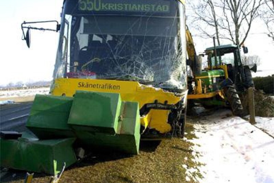 En av länstrafikens bussar med ett tiotal passagerare kolliderade vid niotiden i morse med en traktor på Arkeslstorpsvägen norr om Österslöv. Det blev en så hård smäll att traktorn knuffades av vägen. Traktorföraren skadades. Busschauffören och passagerarna kom undan med blotta förskräckelsen