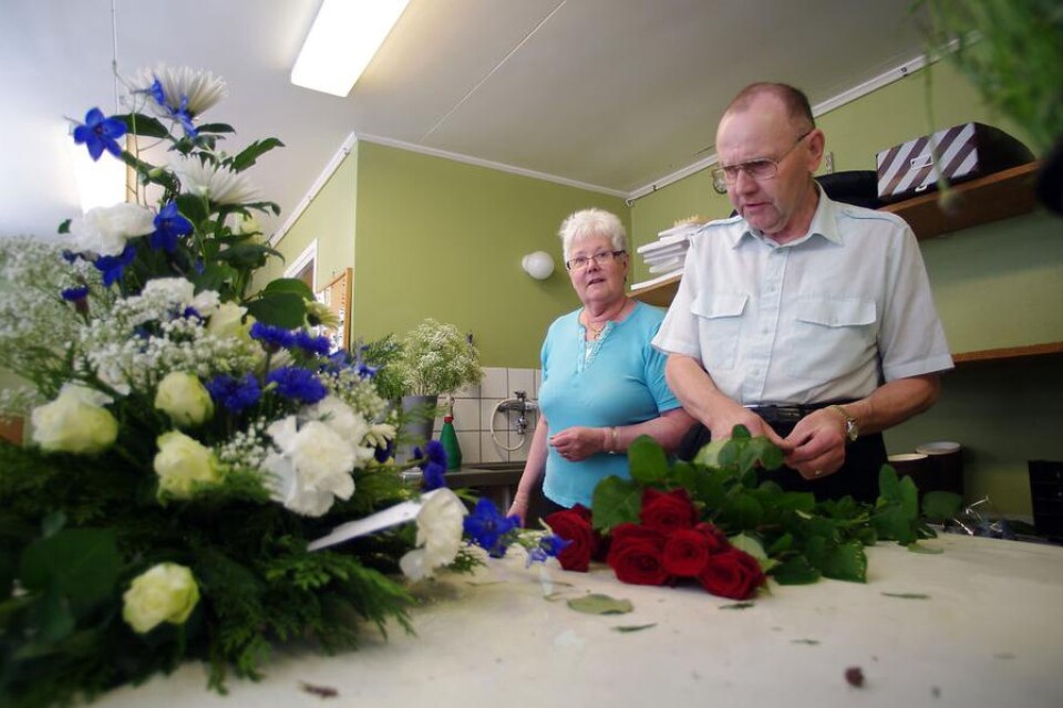Ulla-Carin och Sven-Olov Gustavsson beskär blommor för nästan sista gången.