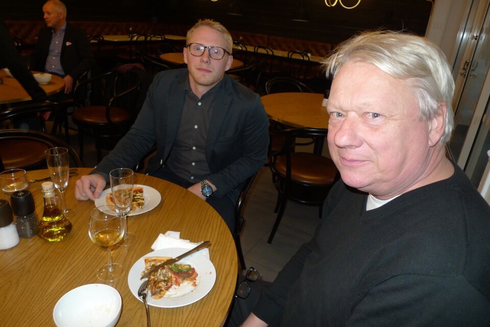 Trogna Östersupportrarna Björn Gustafsson och Peter Lind smakade pizzan.