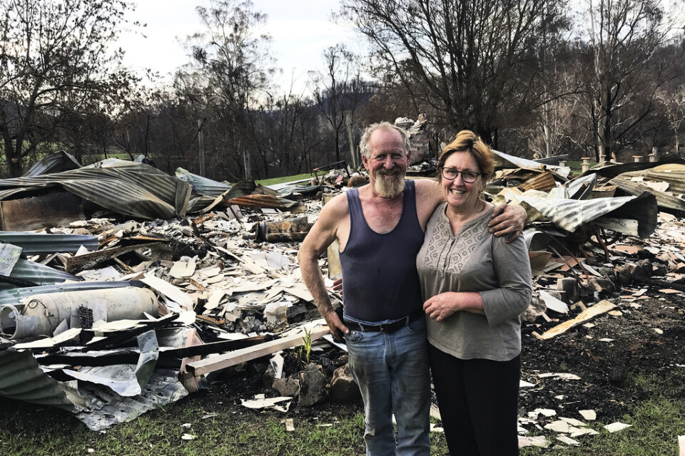 Roddy och Joanne Kleinitz framför resterna av ett av sina nedbrunna gästhus.