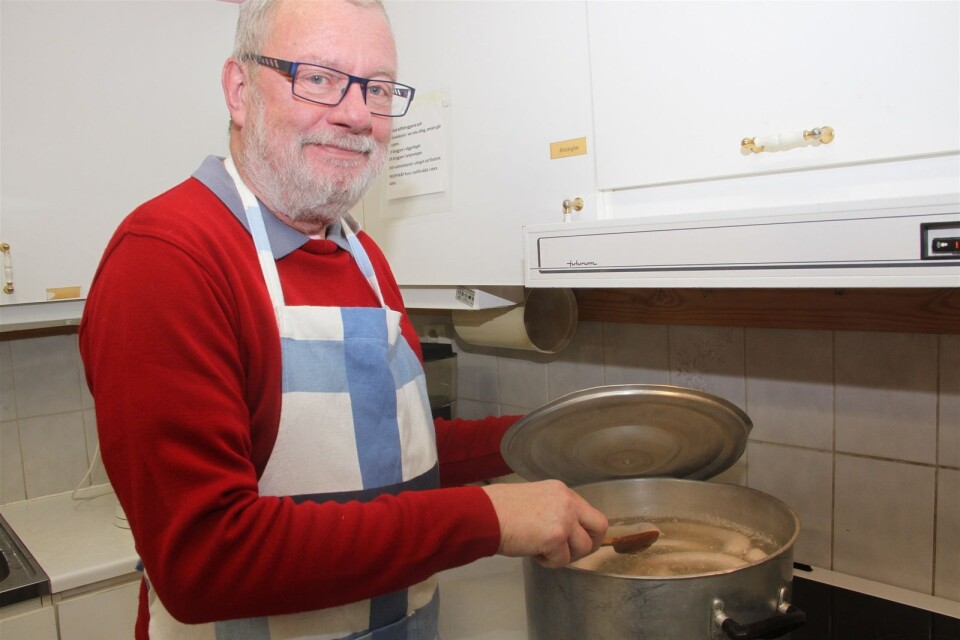 Gert Håkansson i full färd med att koka sin Medisterkorv som han är uppvuxen med gör till varje jul.