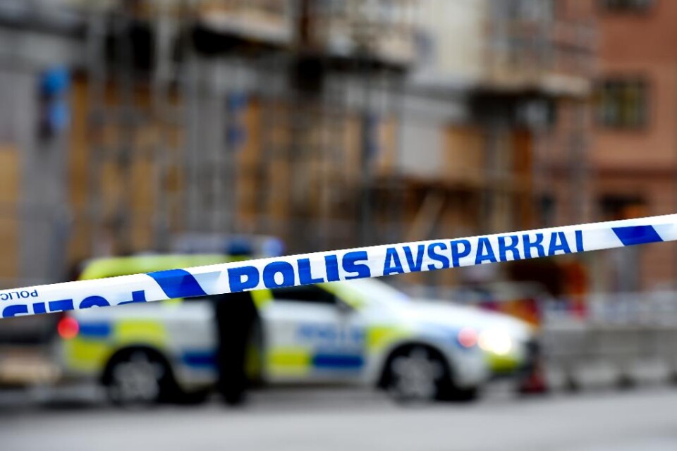 Två personer, en man och en kvinna, hittades döda i stadsdelen Valla i Katrineholm på tisdagen, skriver polisen på sin hemsida. De avlidna, som är i 50- respektive 65-årsåldern, påträffades efter att polisen fått larm om en kraftig lukt i ett hus. Polis