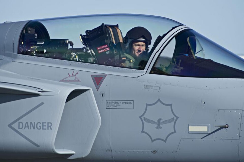 Ett av de sydafrikanska JAS-Gripenplanen som deltar i övningen har just landat på F17 i Kallinge.