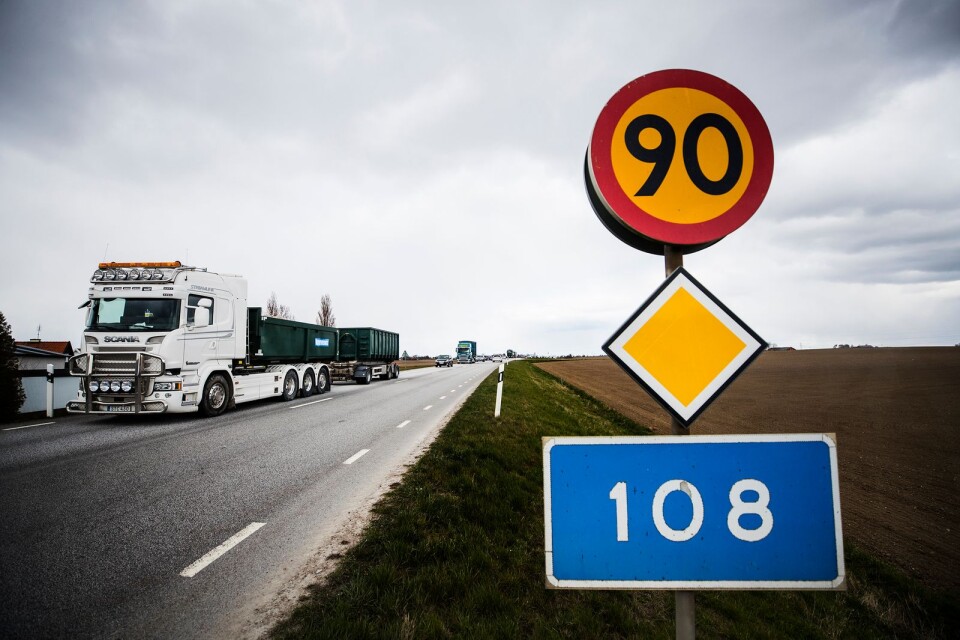 Kommunen blundar för att väg 108 behöver byggas ut för att klara en ökad lastbilstrafik, skriver Mats Åstrand i sitt inlägg.