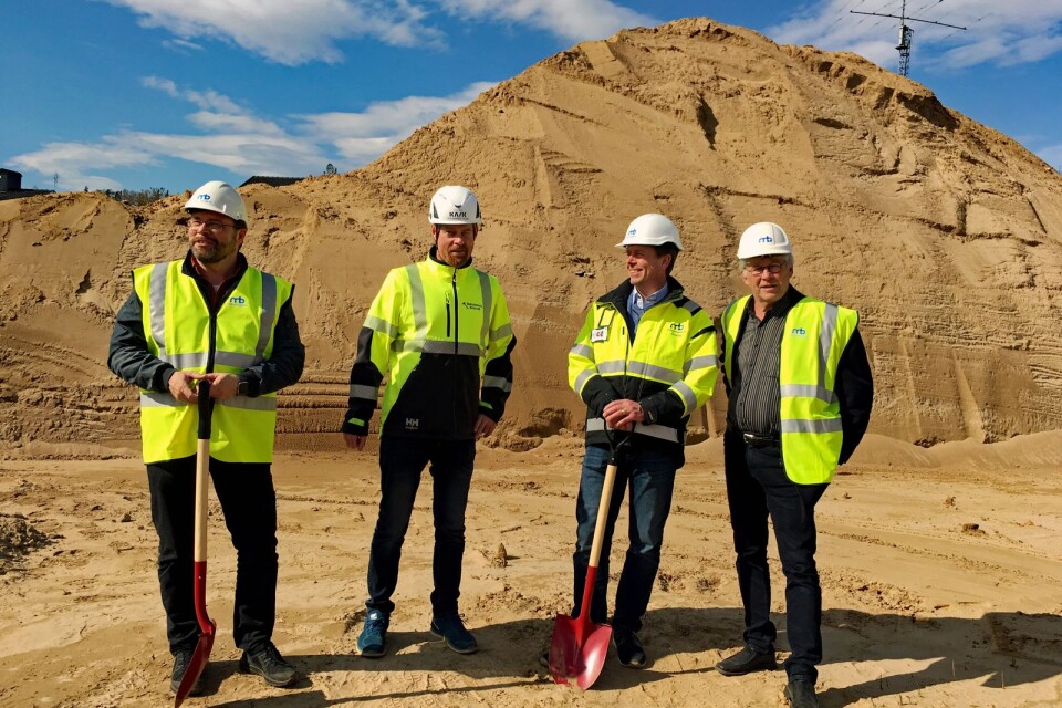 Ulf Dahlberg, ordförande i Marks Bostad, Stefan Gustafsson, byggledare, Svante Dahquist, vd och Lars-Inge Andersson (KD), vice ordförande konstaterar att marken består av ren fin sand.
