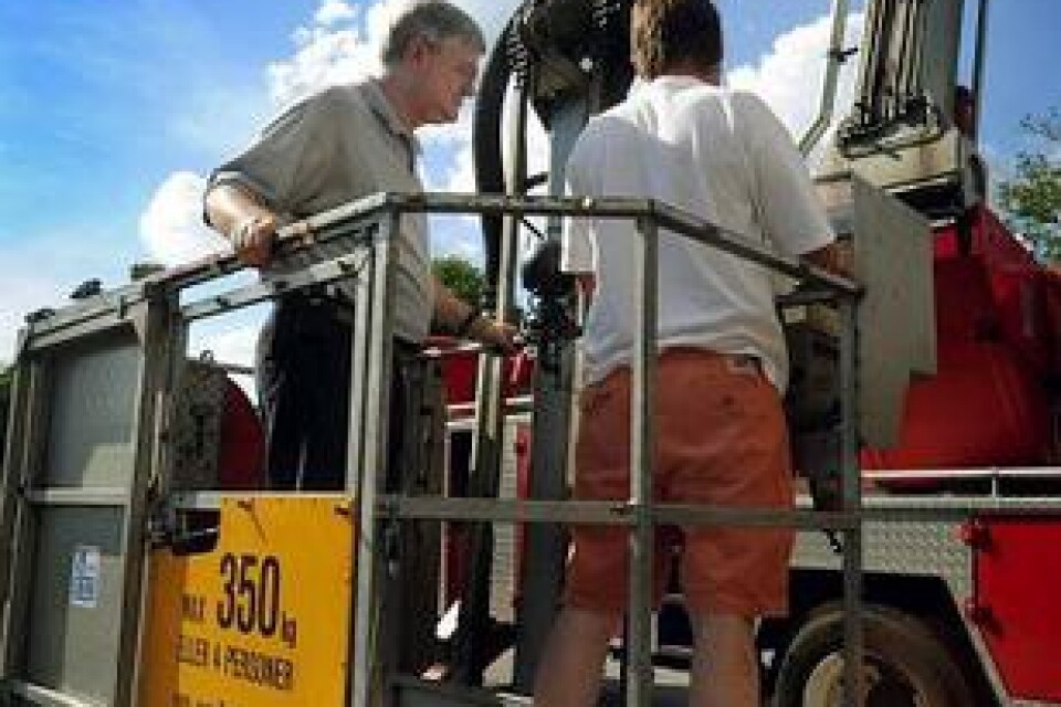 Brandmannen Lowell Blake besökte Broby räddningstjänst under onsdagseftermiddagen. Här med Lars-Åke Lindell. Bild: Willy Alm.