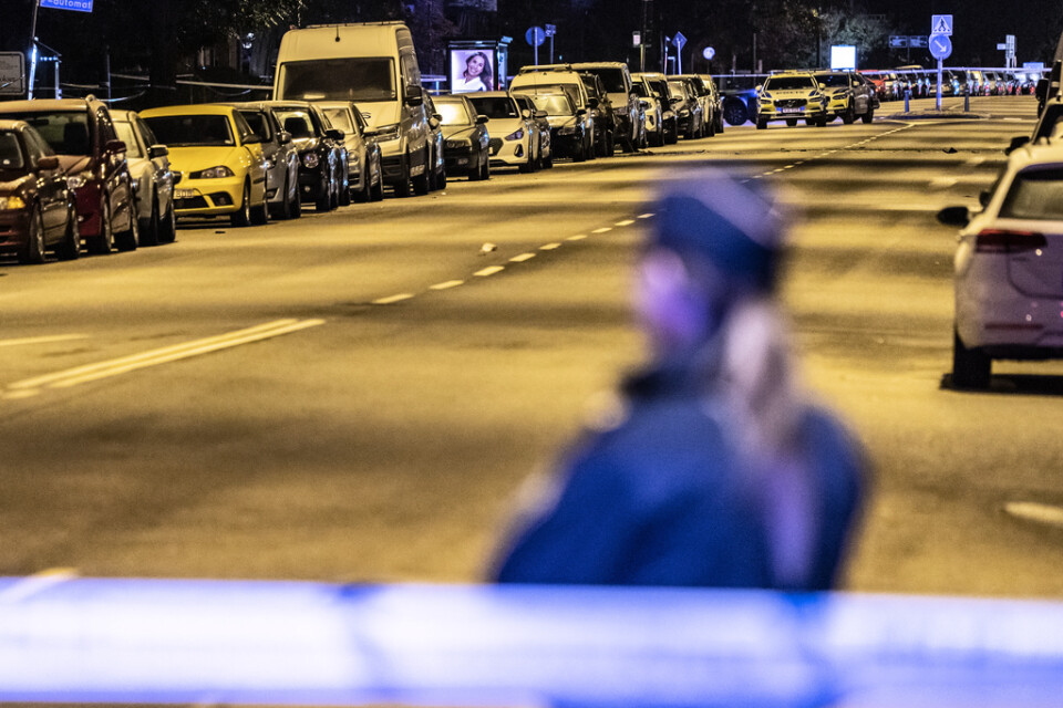 En bil förstördes vi en detonation i Malmö under natten.