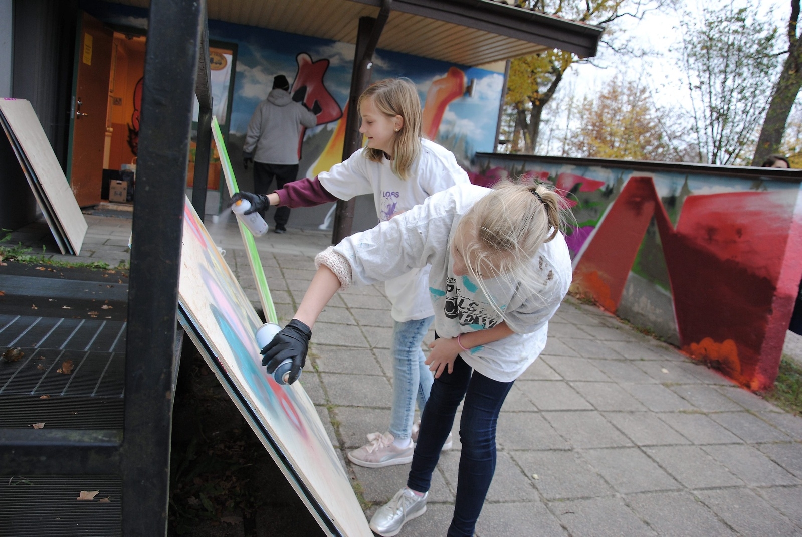 Graffitimålning på fritidsgården Pulsen med Christian Palla. Cazandra Boström och Sofiya Loback.