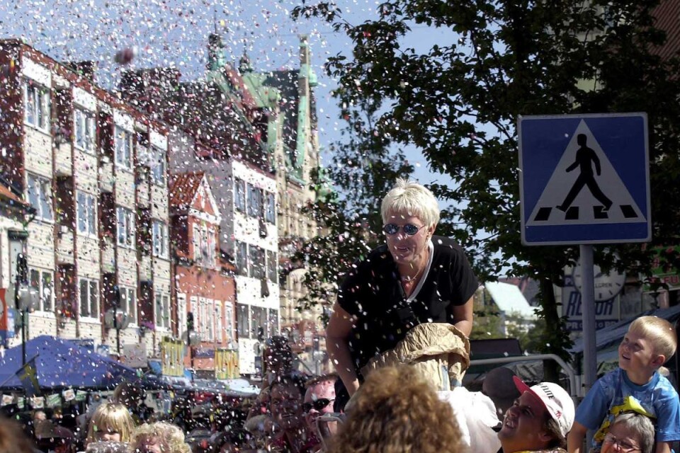 2000. Piggsvinsteaterns Malena Svensson strödde glitter över barnen i karnevalen. Foto: Claes Nyberg