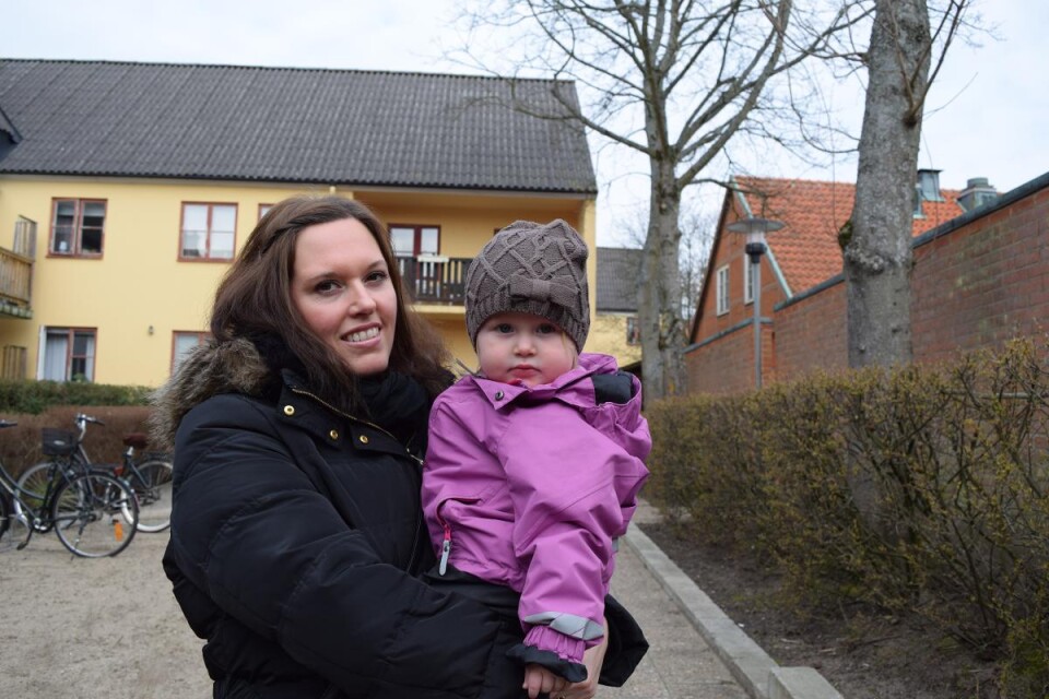Sabina Krook med dottern Linnea, Ystad: – Jag brukar glömma det och kommer oftast på det samma morgon. Som småbarnsförälder tänker man då att barnen sover ovanligt länge, men det gör de ju egentligen inte.