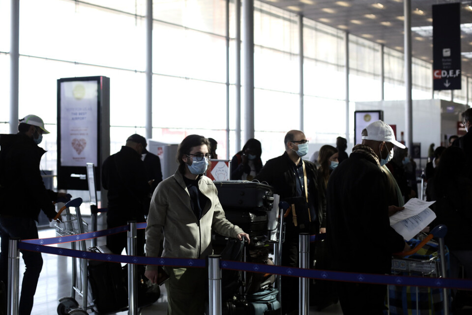 Passagerare i munskydd på flygplatsen Orly i Frankrikes huvudstad Paris. EU-kommissionen vill lyfta vissa restriktioner för inresande till EU.