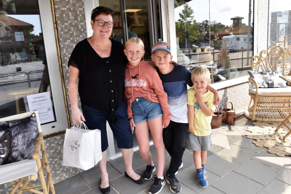 Yvonne Mårtensson med barnbarnen 13-åriga Tuvali, elvaårige Vilmer och fyraårige Tage.