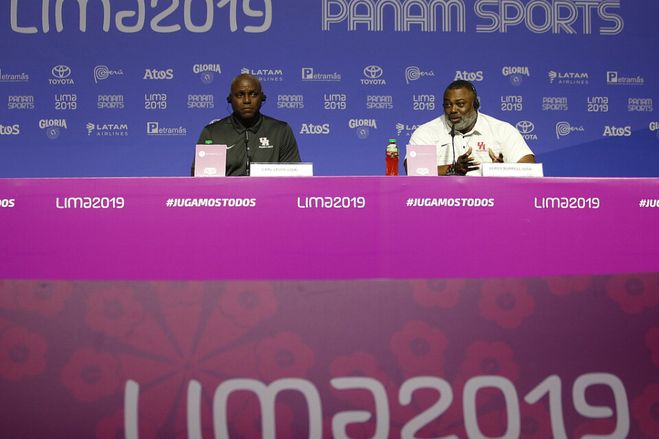 OS-guldmedaljörerna Carl Lewis, vänster, och Leroy Burrell, höger, på en presskonferens i Lima, Peru, under måndagen.