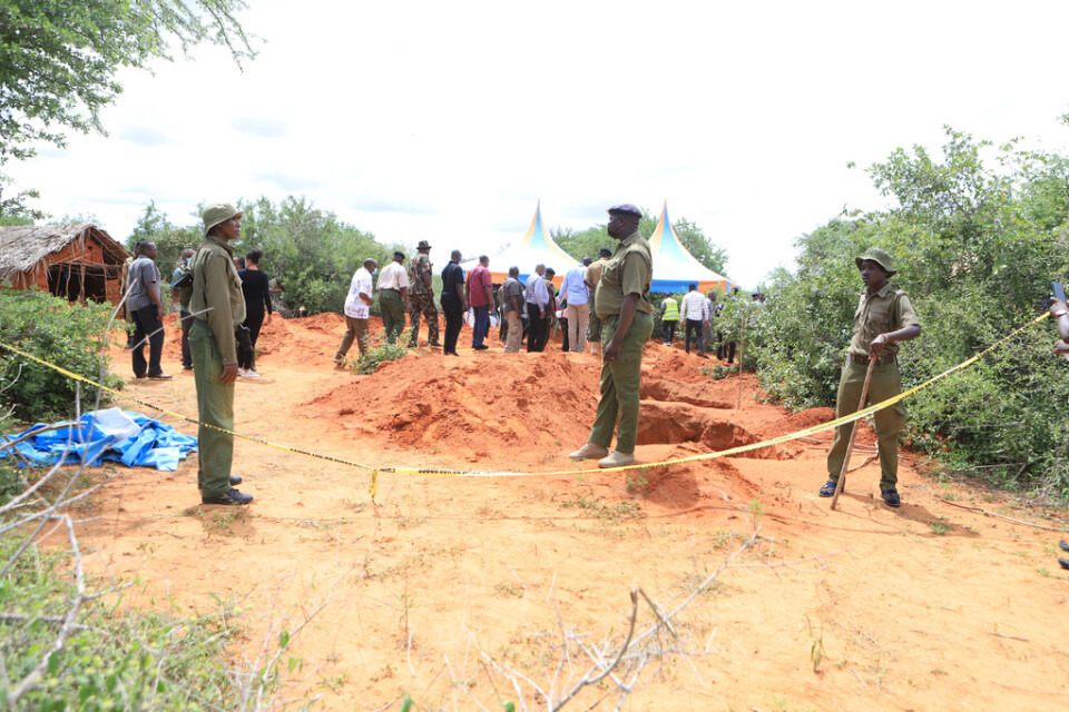 Poliser vid en av de massgravar som har hittats i östra Kenya. Arkivbild.