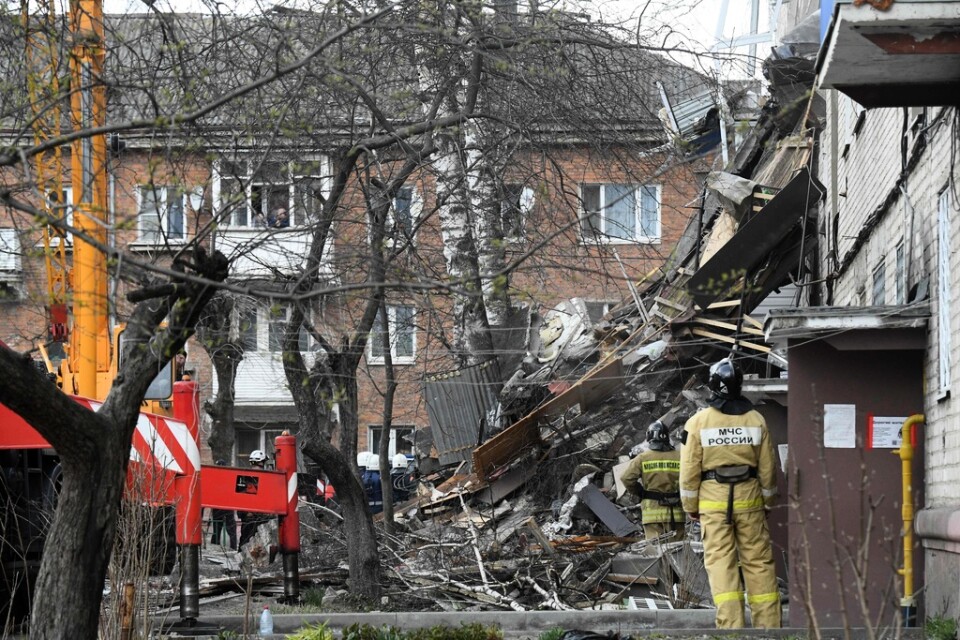 Räddningsarbetare vid byggnaden i Orechovo-Zujevo i Ryssland där en gasexplosion inträffade.