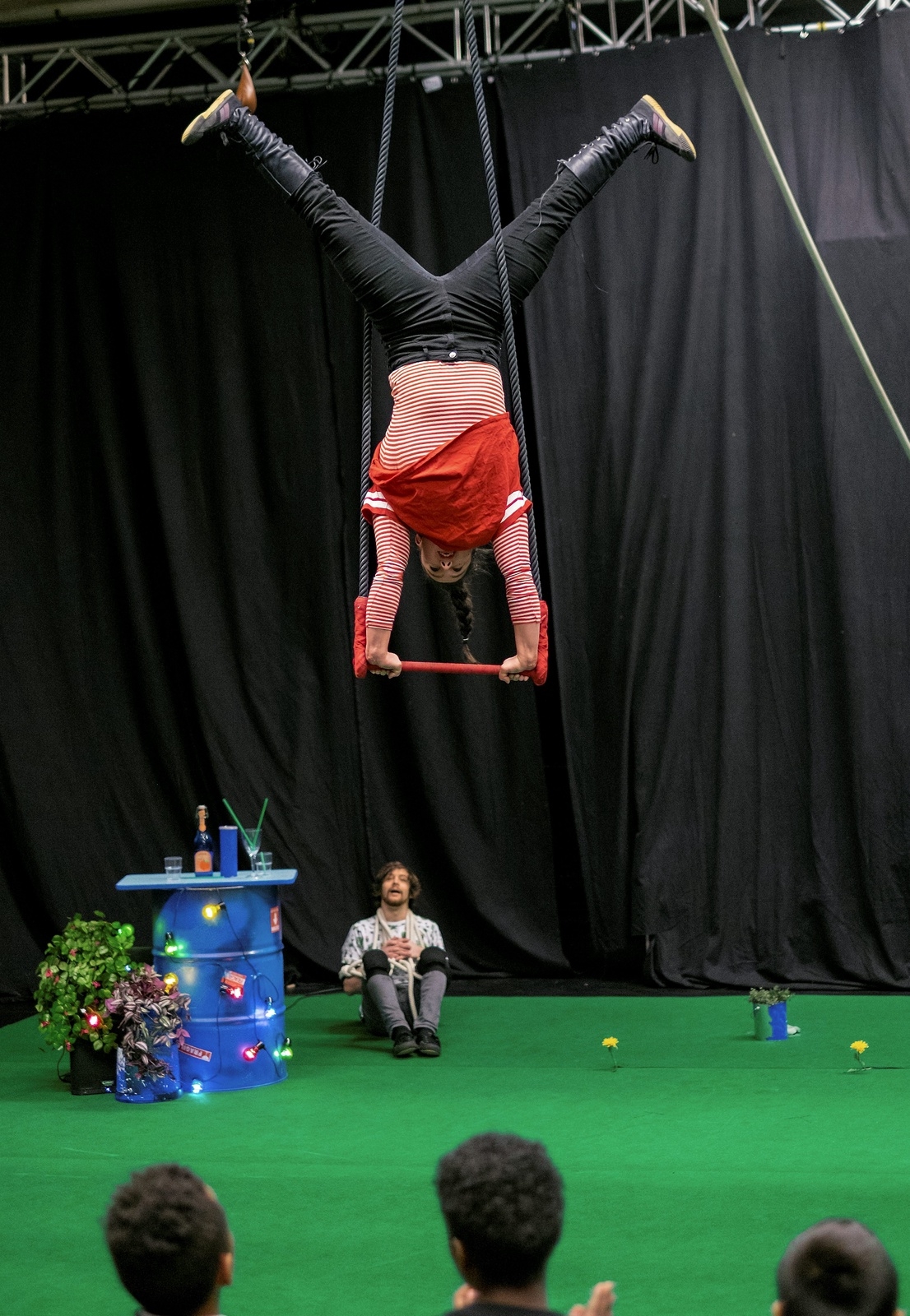 Artisterna Andrea Hilario (i luften), Matt Horton  (sittande) och Johannes Starke (ej i bild) från Cirkus Cirkör kommer till Malmö. Pressbild