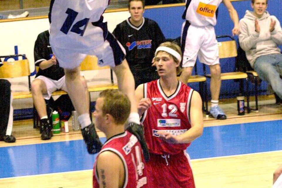 Tillbaka i Boråshallen snart. Här dunkar Jonas Jerebko i en match mellan Borås/Marbos och Högsbo 2005.