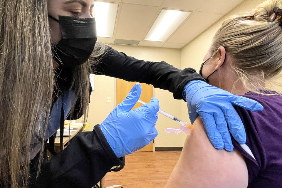 Vaccination mot covid-19 på en klinik i Kalifornien. USA:s smittskyddsmyndighet varnar nu för att deltavarianten är mer smittsam än trott, även bland vaccinerade.