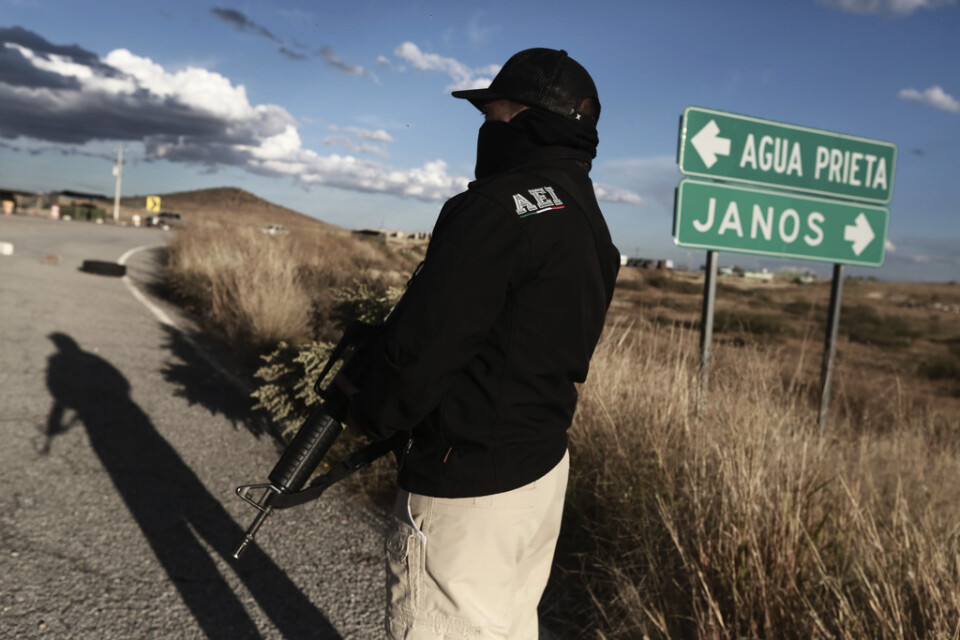 Polisen i delstaten Chihuahua i norra Mexiko håller utkik vid en vägspärr sedan nio kvinnor och barn överfallits och mördats av en kriminell gruppering.