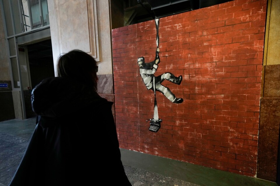 En reproduktion av Banksys väggmålning "Create escape". Arkivbild.