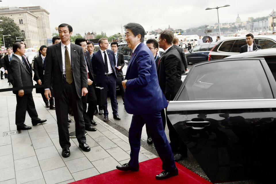 Shinzo Abe i Stockholm. Här anländer han till Grand Hotel för att äta middag med Sveriges dåvarande statsminister Stefan Löfven under sitt tvådagarsbesök i huvudstaden, i juli 2017. Arkivbild.