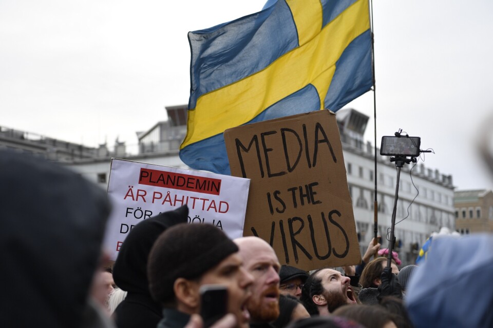 Lördagens konspirationsteoretiska demonstration i Stockholm blev hårt kritiserad, bland annat från regeringshåll. Arrangörerna samlade hundratals personer i trots mot virusrestriktionerna.
