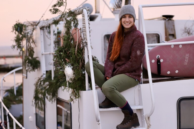 Öländska Tess, 30, bor på en husbåt året runt: ”Man har en annan ro i själen”