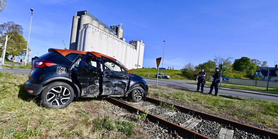 Lastbil och personbil krockade i Åhus – kvinna förd i ambulans till sjukhus