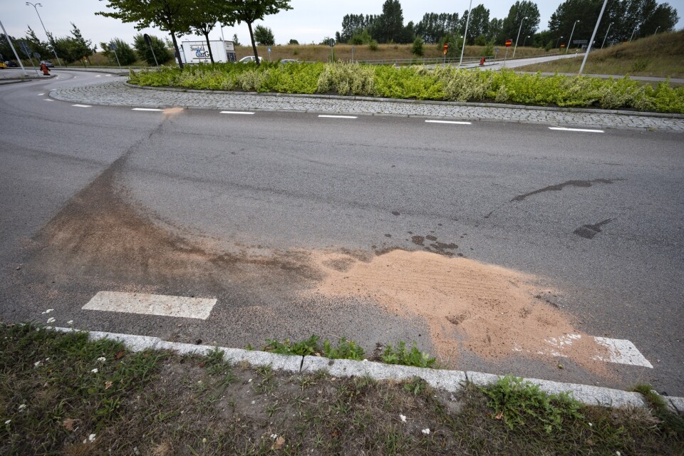 Spår efter en kollision som inträffade i rondellen vid trafikplats Råby i samband en fritagningen från Sis Ungdomshem Råby i Lund i augusti. De två unga männen som rymde greps i slutet på september. Arkivbild.