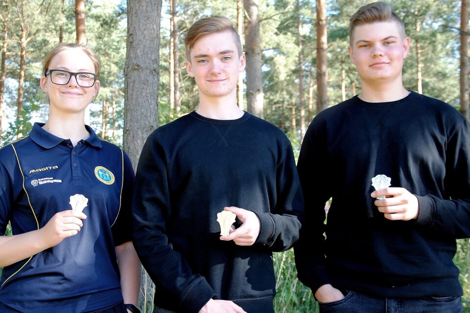 JSM-medaljörerna Emelie Fält, Isac Ahlquist och Viggo Berntsson fick ta emot sina pris på Wendesbanan. Foto: Marika Höghäll
